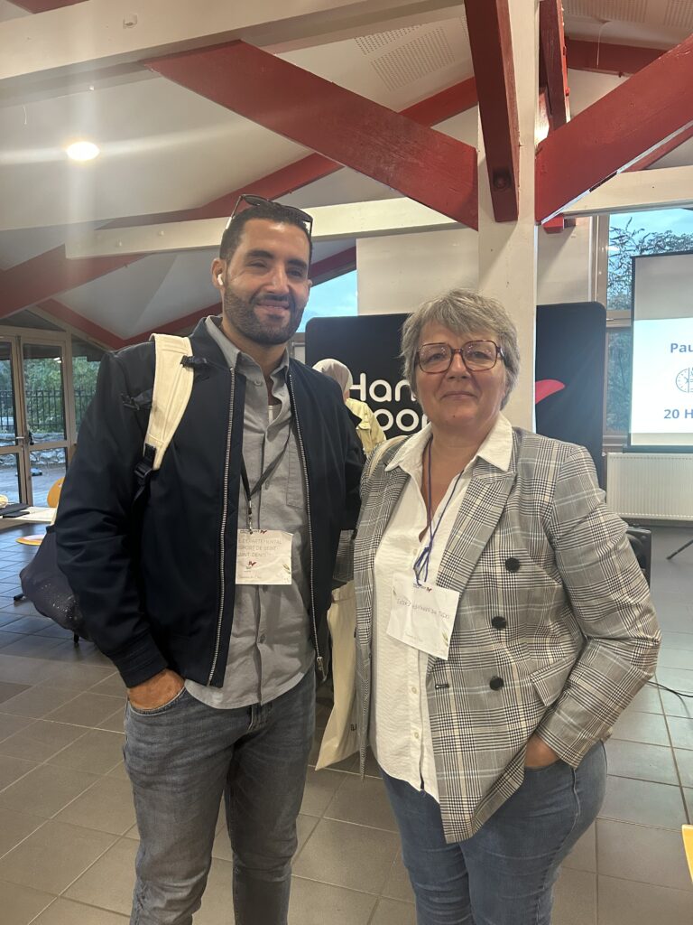 Photographie de Muriel Boussuges, présidente du club EGJ Gagny, accompagnée d'un des représentants d'un autre club présent au séminaire des clubs handisports de la région.