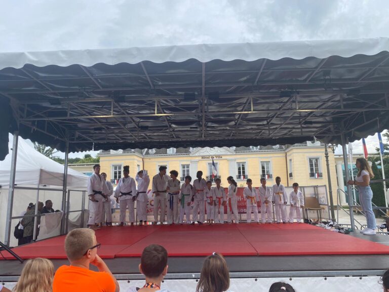 Photographie de nos judokas et judokates venus faire une démonstration sur le podium lors du Forum des associations.