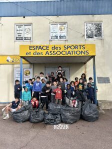 Ruddy Vallet et le groupe du club après une action citoyenne de ramassage de 77 kg de déchets