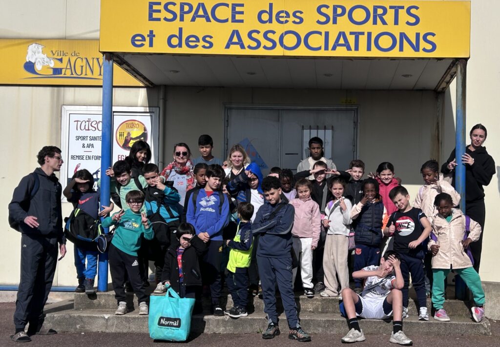 Groupe d’enfants de l’EGJ Gagny en sortie piscine pendant le stage de judo.